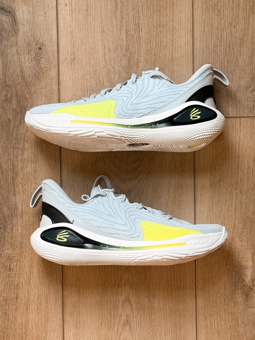 UNDER ARMOUR BOYS CURRY 12 ANTI GRAVITY SIZE 4.5Y GREY/VOLT/WHITE